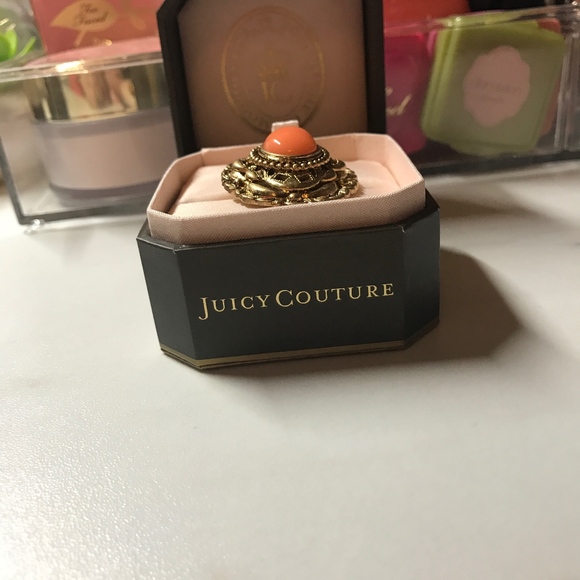 NWT Juicy Couture Baroque cameo ring w box - Picture 3 of 6