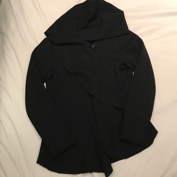 Selling a warm black jacket perfect for winter ❄️ - Picture 1 of 2