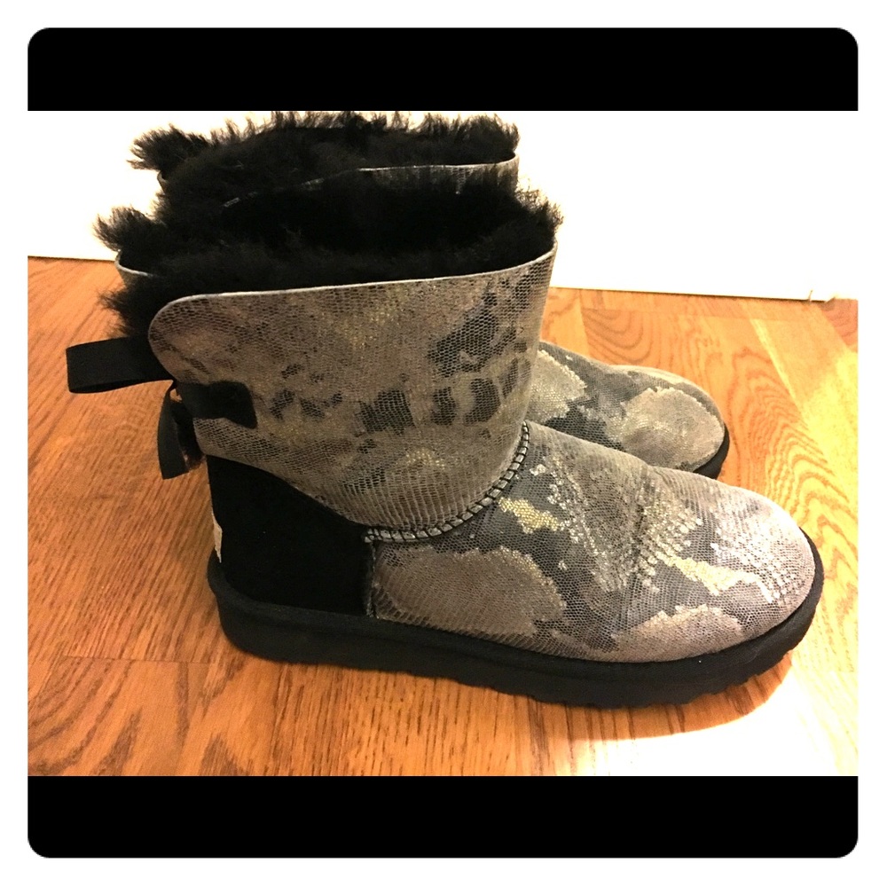 Ugg Mini Bailey Bow in snake print