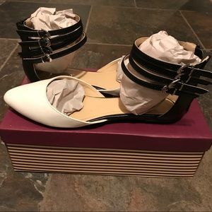 Black and White Flats