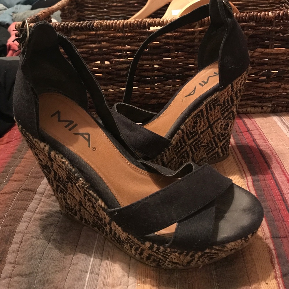 Black wedges