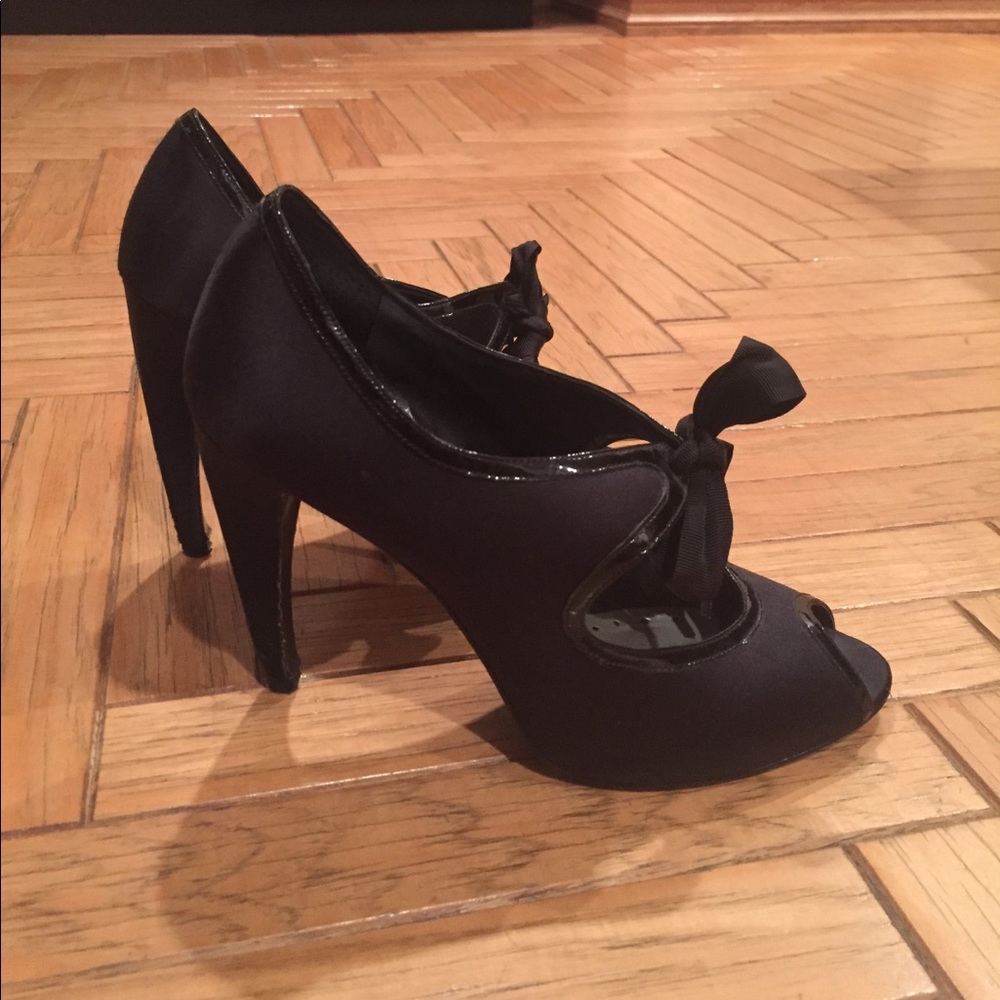 BCBGirls Heels Black Satin with Patent Trim 38.5 - Picture 2 of 5