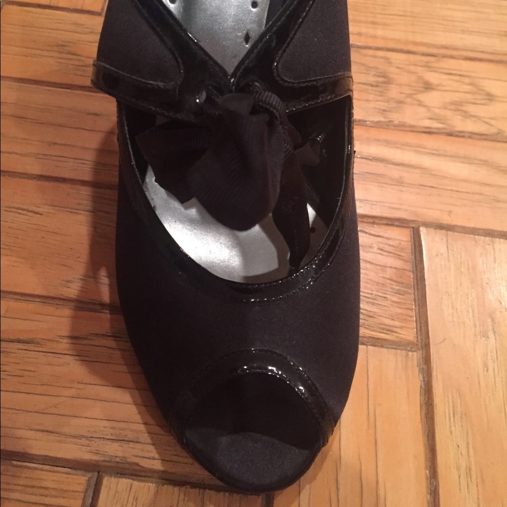 BCBGirls Heels Black Satin with Patent Trim 38.5 - Picture 3 of 5