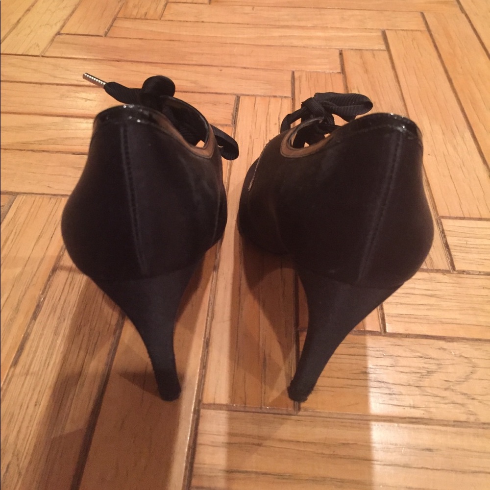 BCBGirls Heels Black Satin with Patent Trim 38.5 - Picture 5 of 5