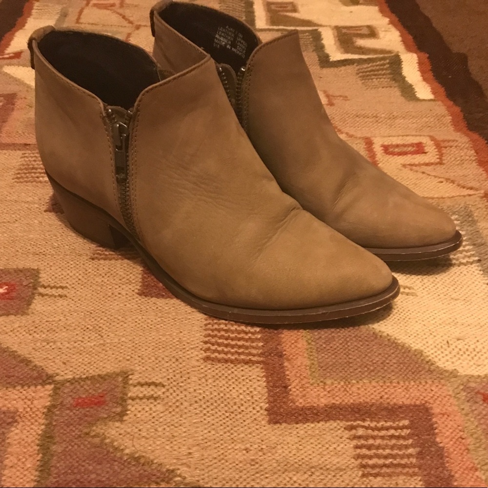 Steve Madden tan bootie