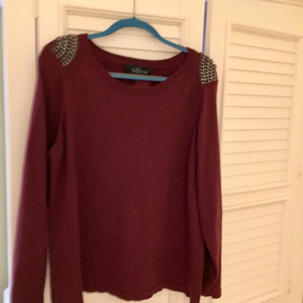 A knit shirt with shoulder chain adornment. 👌🏻
