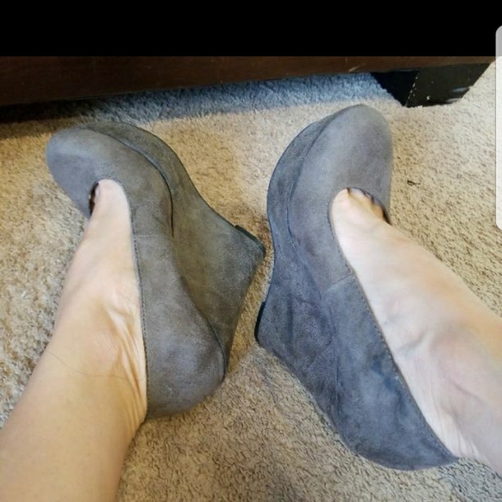 GREY SUEDE CHUNKY WEDGE HEELS, PUMPS. 8