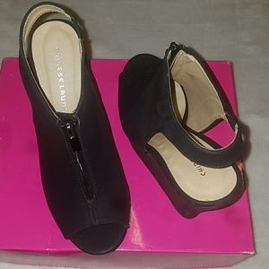 💣PRICE⬇(Chinese Laundry) Black Wedge -size 9