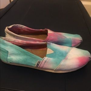 Tie dye toms
