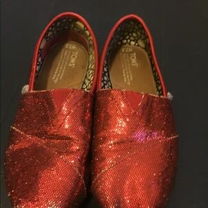 Red glitter toms