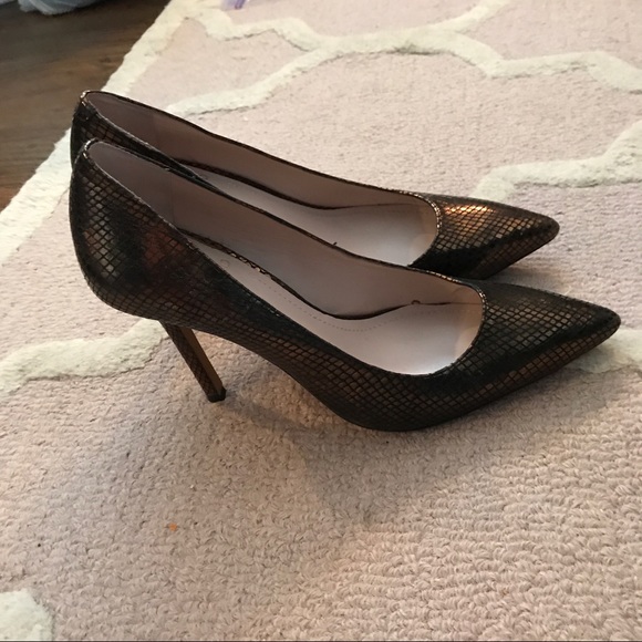 Vince camuto gold pumps - Picture 2 of 3