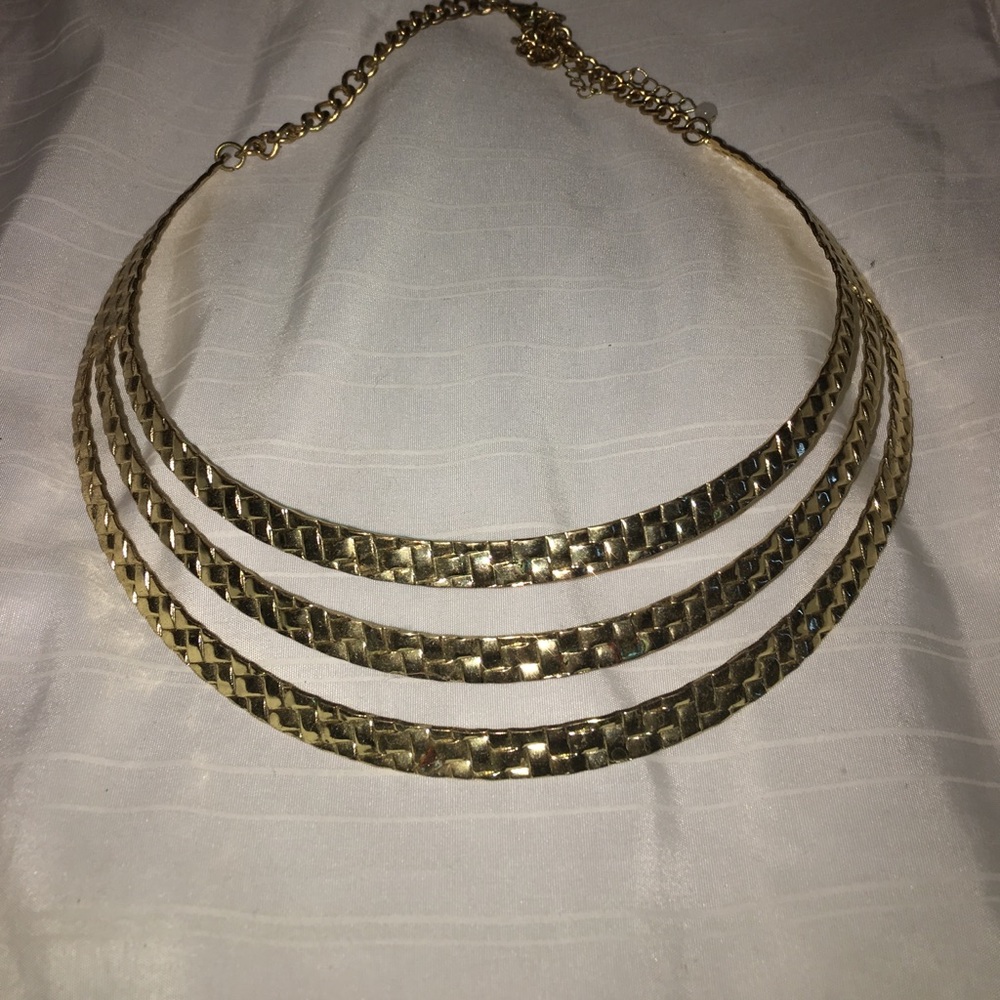 GOLD DRESSY NECKLACE