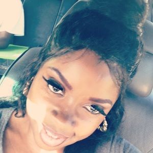 Meet your Posher, Kelvia