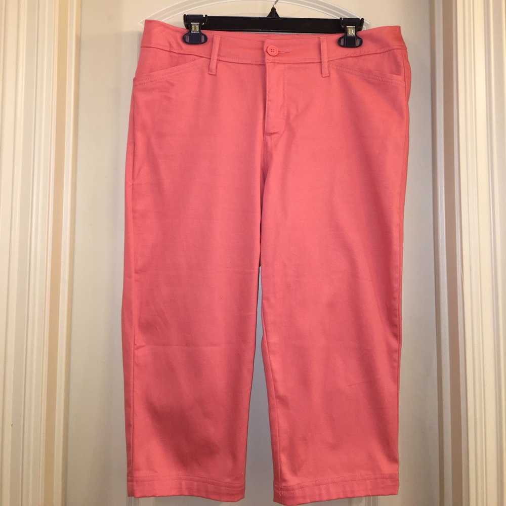 NWOT Ladies Capri Pants