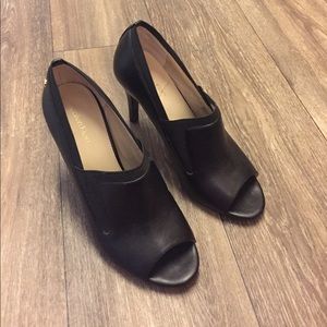 Size 7, Black Calvin Klein shooties