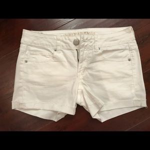 Slightly ripped wht denim shorts