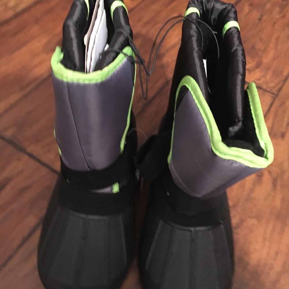 NWT snow boots