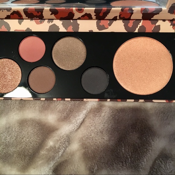M•A•C Girls 'Mischief Minx' Palette - Picture 5 of 7