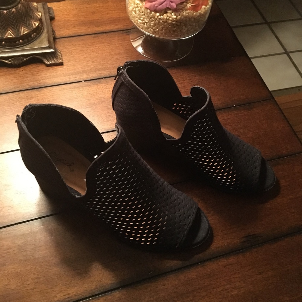 Cutout peep toe block sandle