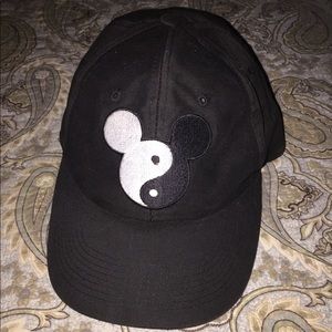 Yin and Yang Mickey cap🐼 Yin and Yang Mickey cap🐼