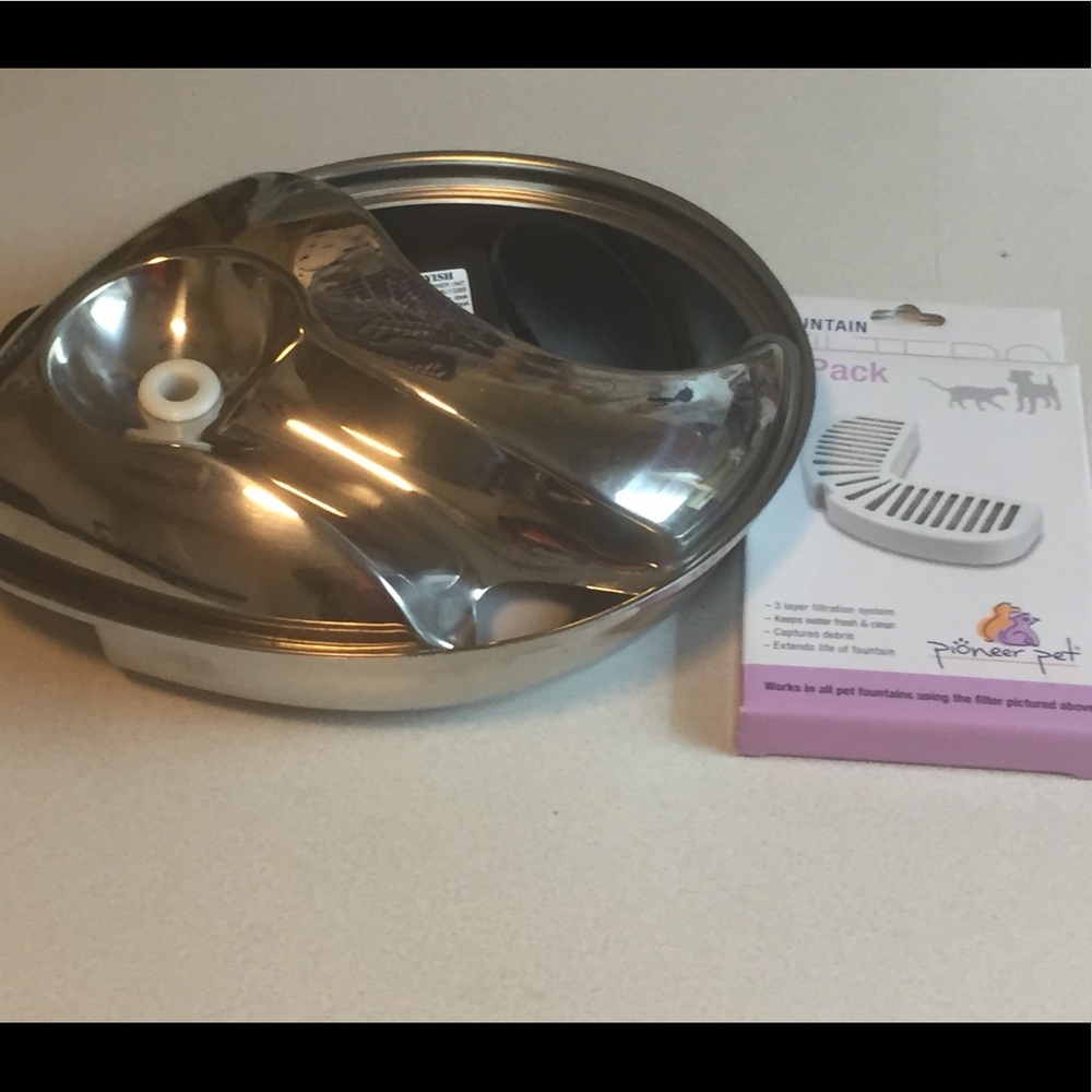 Cat or pet water fountain