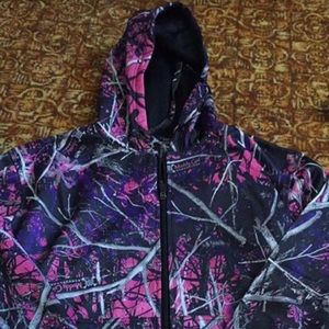 Size medium camo jacket. Never worn