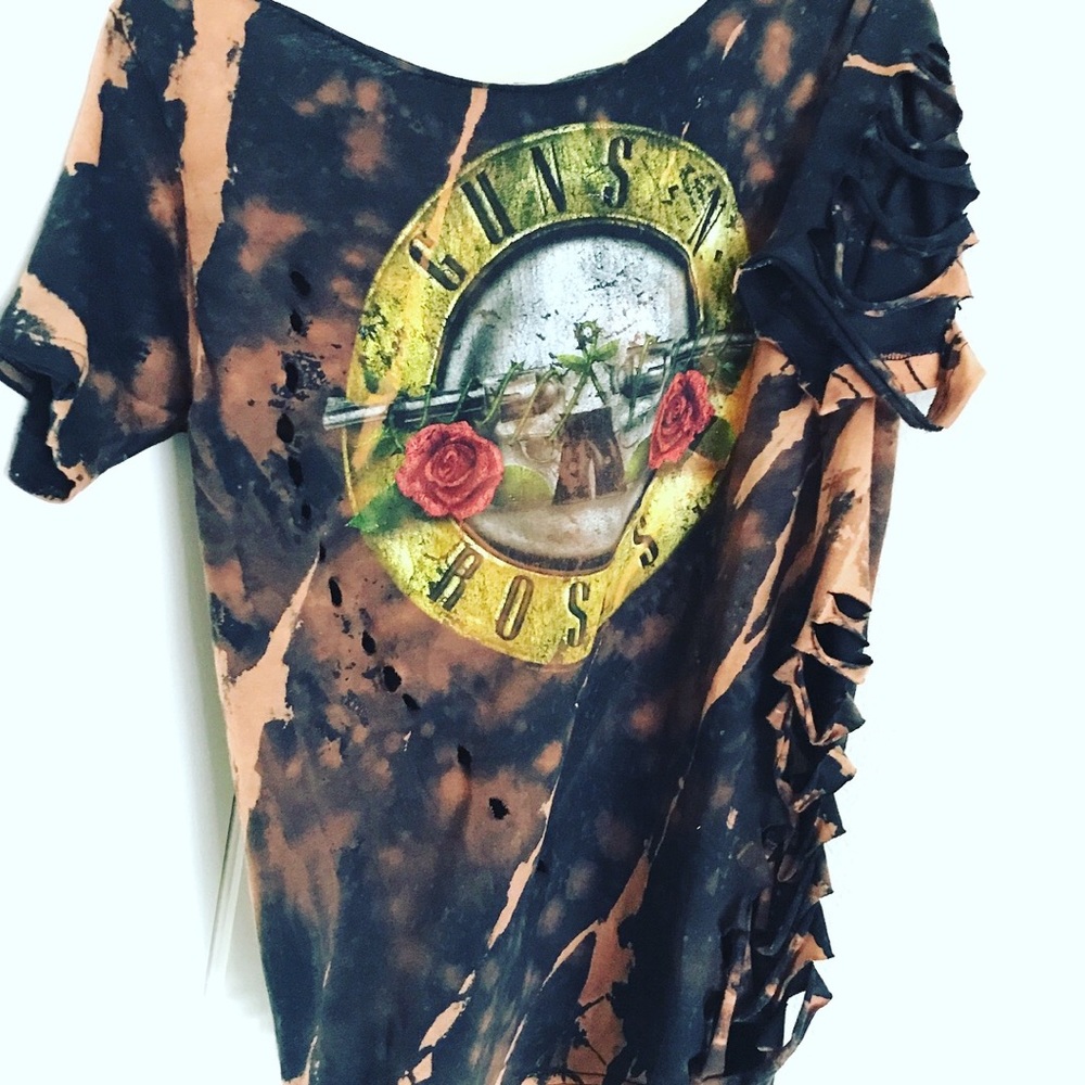 Distressed guns and and roses tee