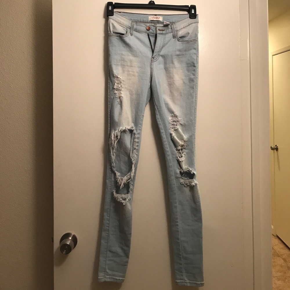 Fashion Nova light wash ripped jeans 👖 💓