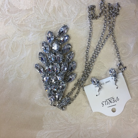 Crystal Cluster Marquise Long Chain Neck Set. - Picture 2 of 6