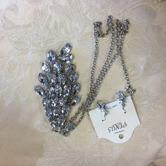 Crystal Cluster Marquise Long Chain Neck Set. - Picture 3 of 6