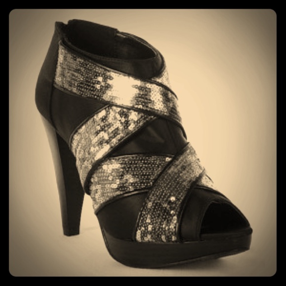 Solely Black By BKE Sz 8.5 Peep Toe Booties