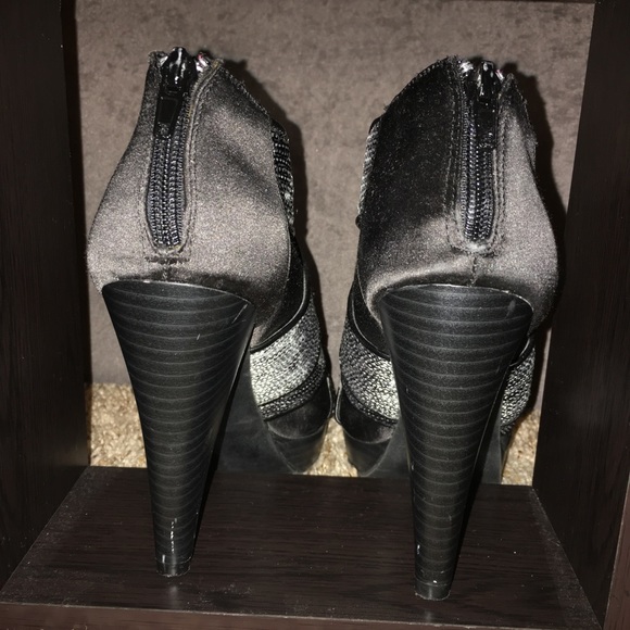 Solely Black By BKE Sz 8.5 Peep Toe Booties - Picture 2 of 5