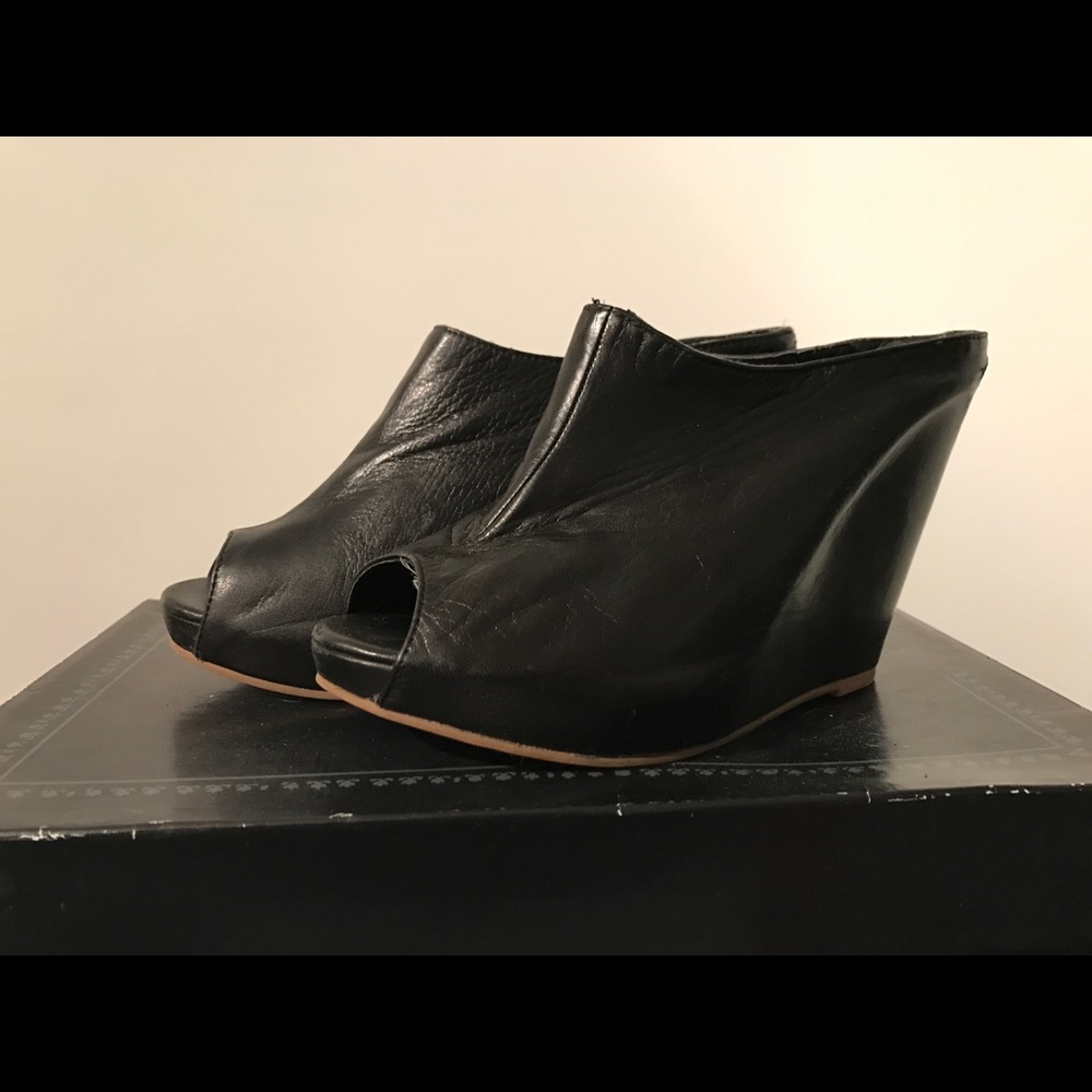 Peep toe wedge mule