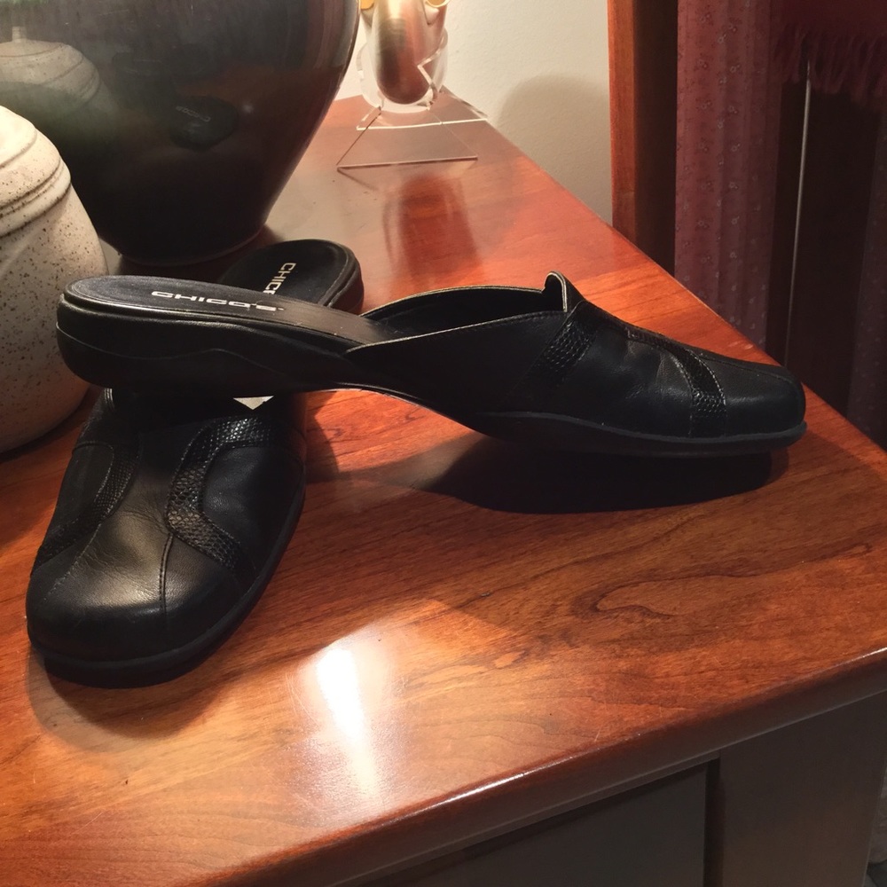 Chico's Java Black Leather Embossed Slides