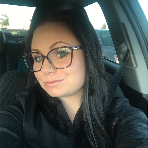 Meet your Posher, Laura - Picture 1 of 1