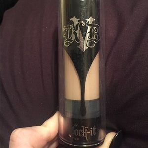 Kat von d lock it foundation light cool 44 Kat von d lock it foundation light cool 44