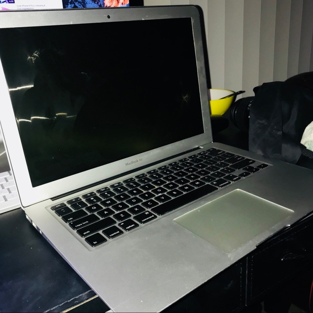 Apple MacBook Air 13 Inch.