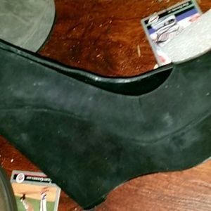 Black wedges
