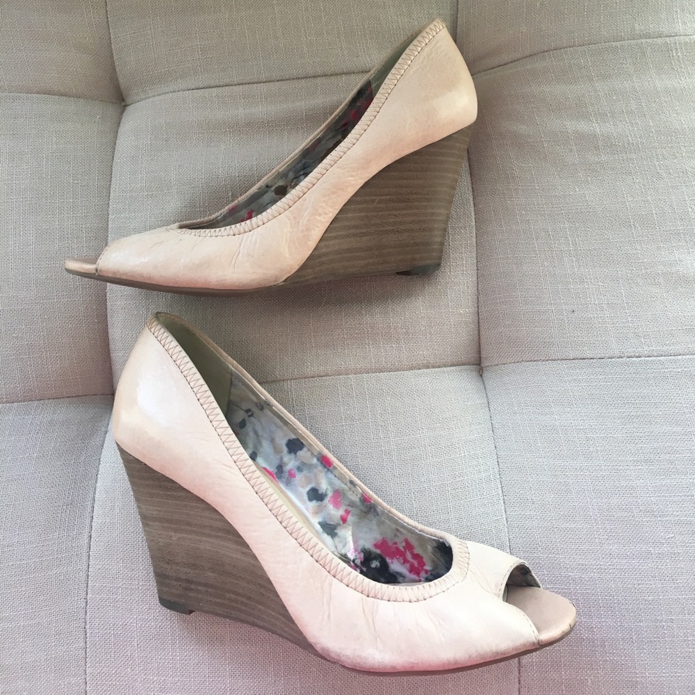 Gently worn BCBG Generation wedges size 8