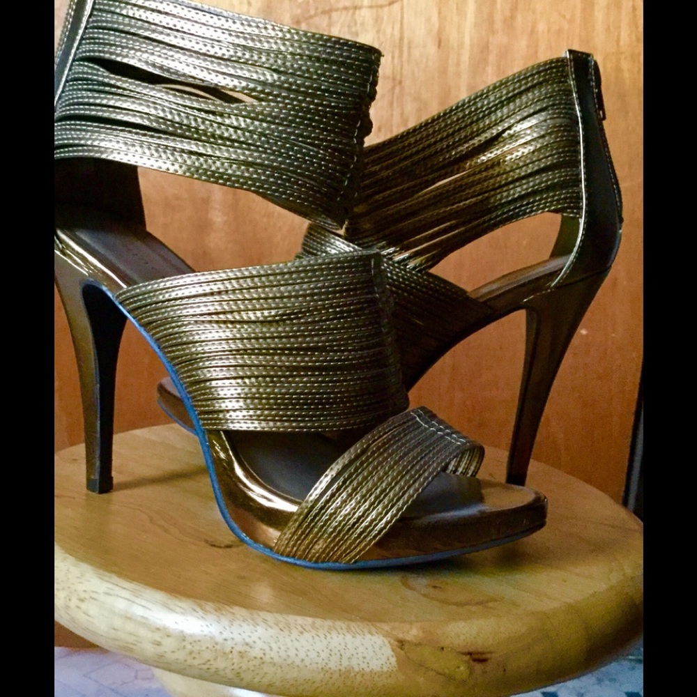 Sexy, metallic stiletto w/ open toe