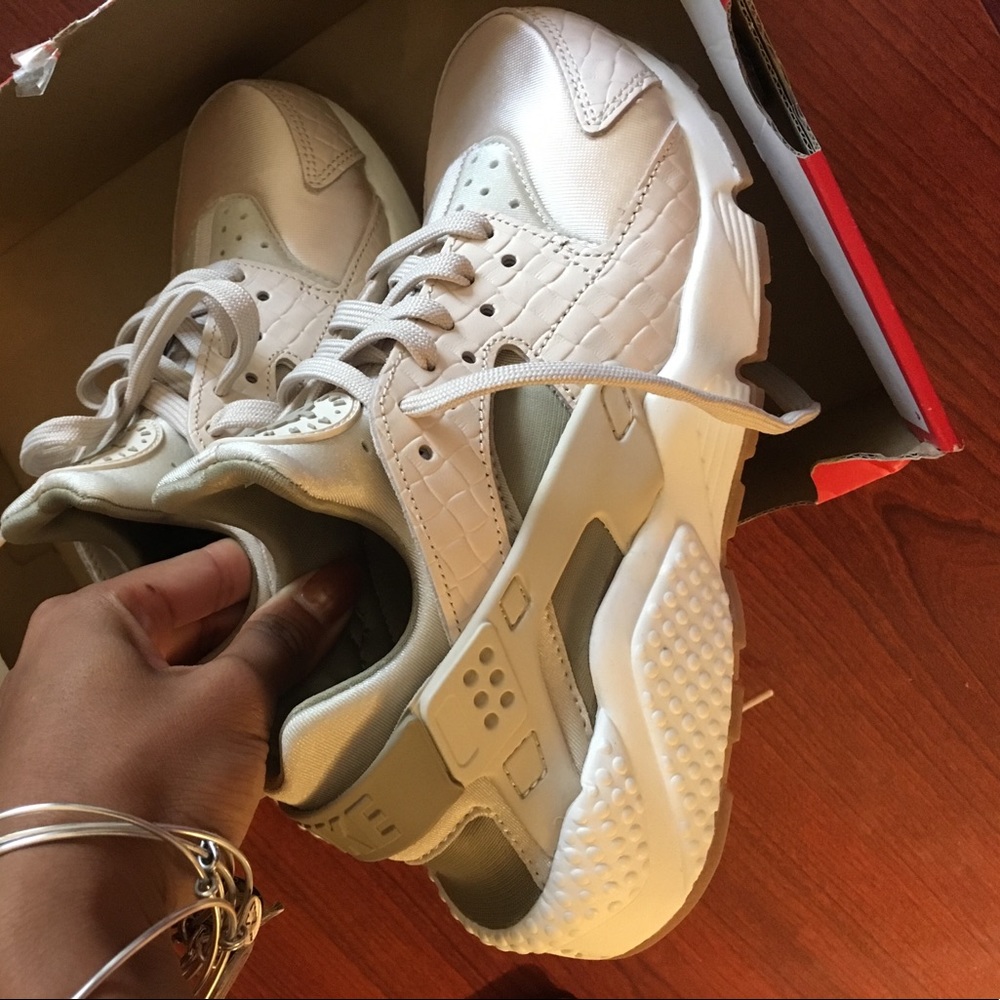 Woman's Air Huarache Run Premium