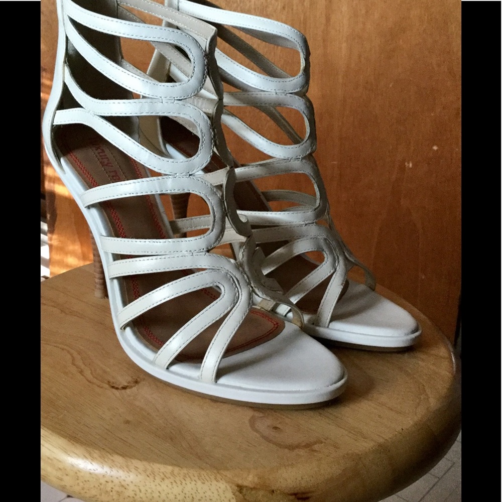 White leather, cut-out heeled bootie