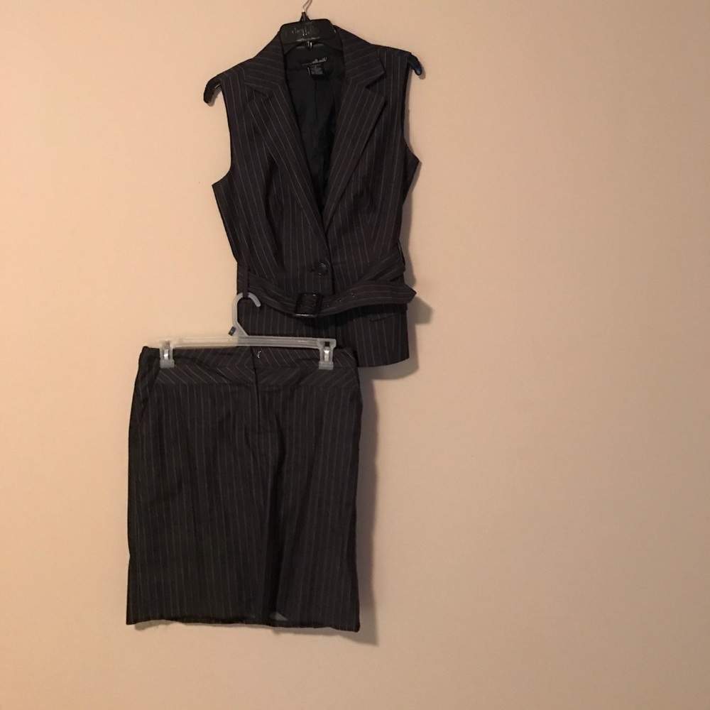 Skirt suit