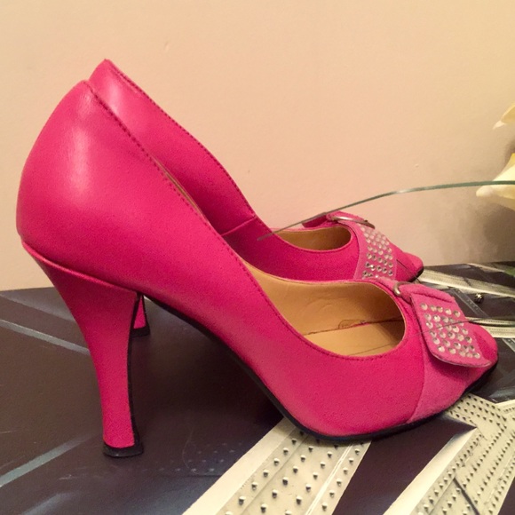 Nancy li Pink heels with decorative buckle🔥SALE🔥 - Picture 2 of 4