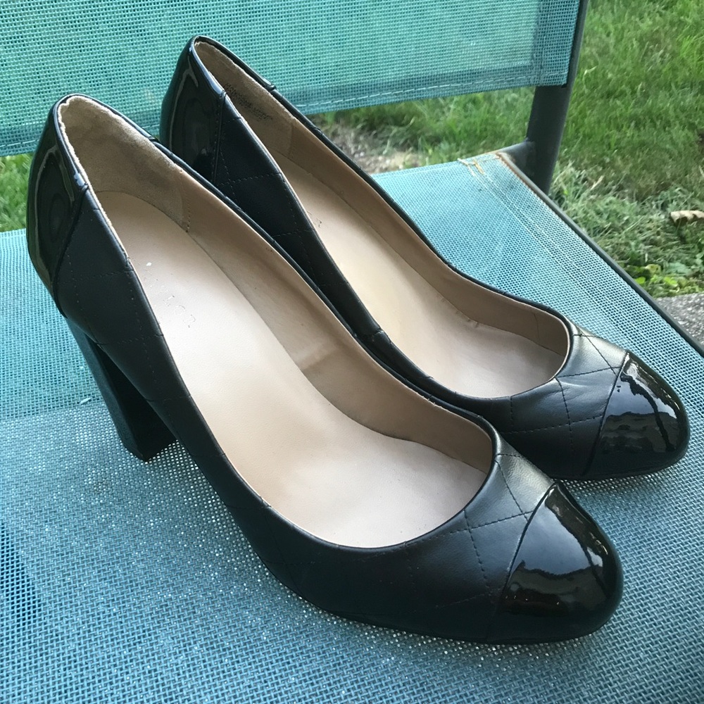 Ann Taylor Black pumps