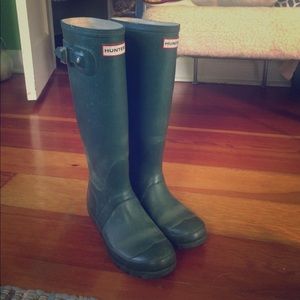Perfect condition Hunter tall rain boots! Size 6