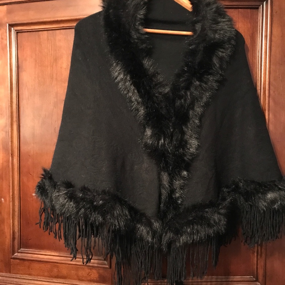 Sale 🌷Black elegant fringed cape. Last one l