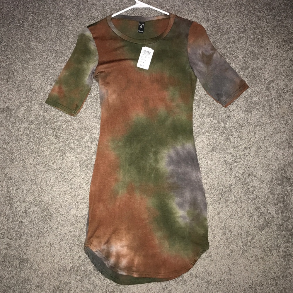 Curve fitting dress can also wear as a shirt