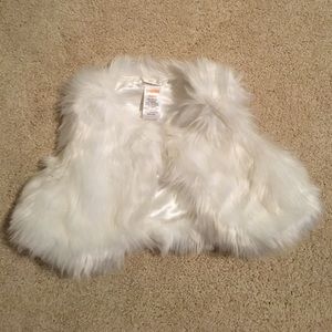 Gymboree white faux fur vest size xs (4)