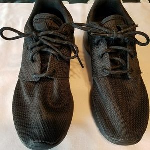 Black Nike Roshe size 5.5